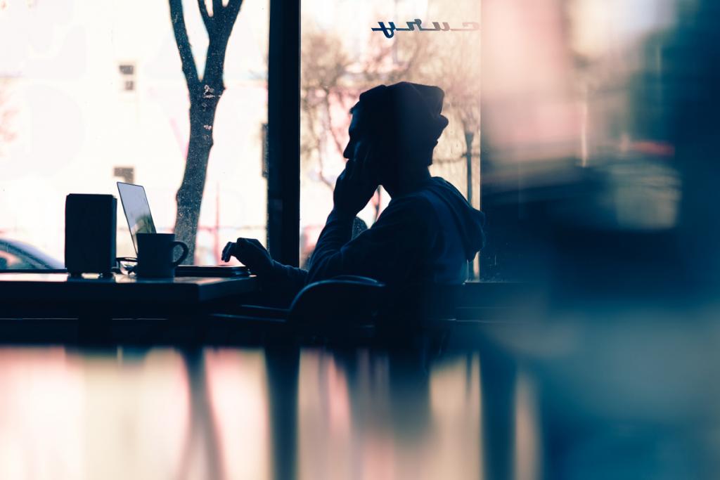 Freelancer met laptop in Bar