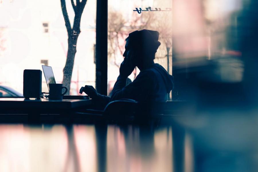 Freelancer met laptop in Bar