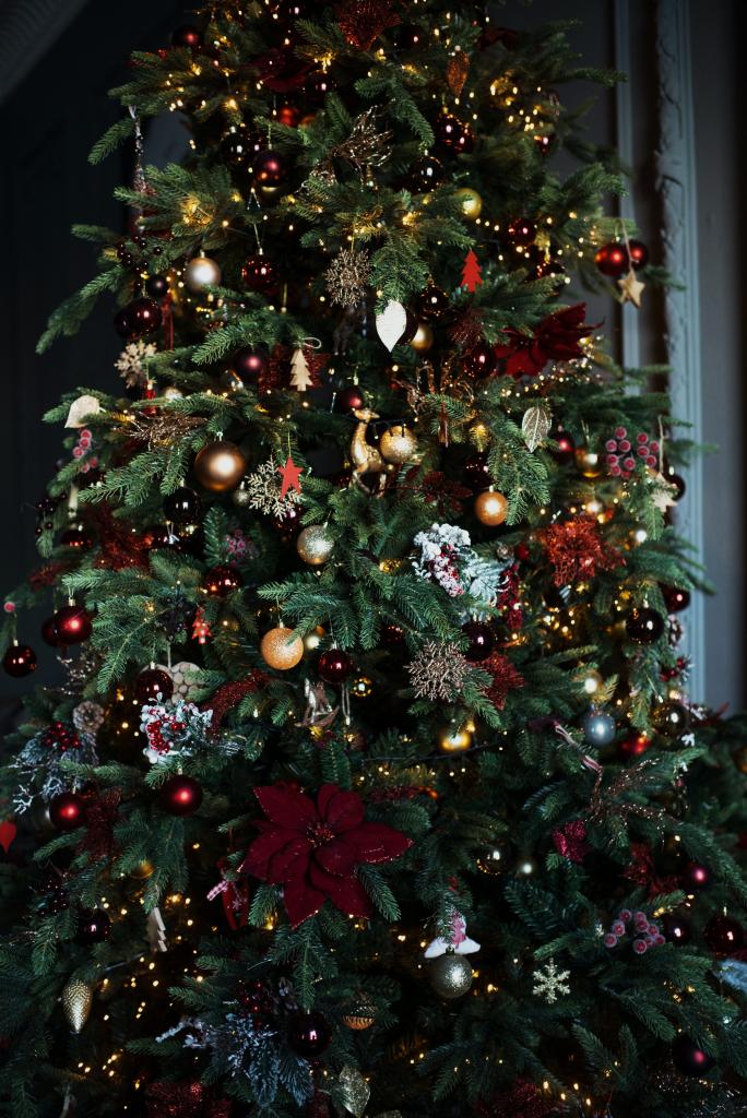 kerstboom met gouden en zilveren ballen. rode kerststerren